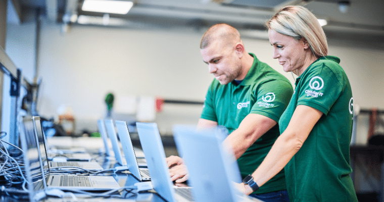 Techniker der Circular IT Group testen generalüberholte Laptops für Kindertagesstätten und gewährleisten so eine hohe Qualität der generalüberholten IT-Systeme für diese Einrichtungen.