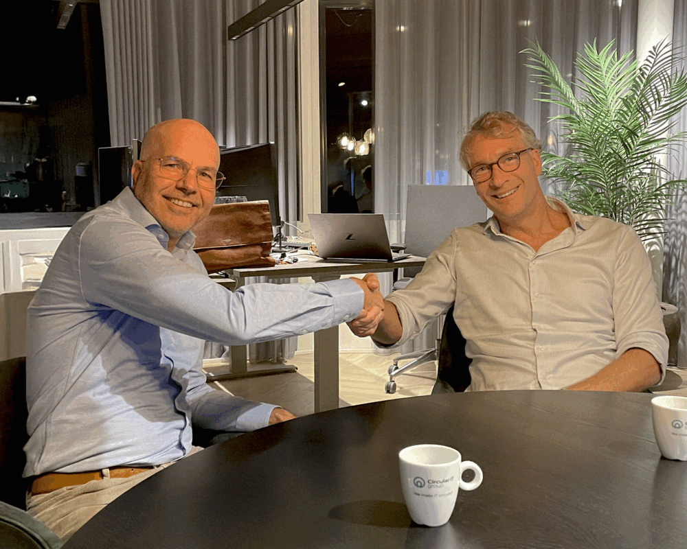 Maarten de Roos et Dimitri Wams se serrent la main pour marquer la transition de leadership chez Circular IT Group, symbole du passage de relais du poste de CEO.