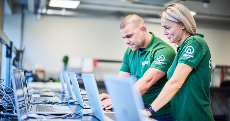 Les techniciens du groupe Circular IT testent des ordinateurs portables reconditionnés pour les organismes de garde d'enfants, garantissant ainsi un matériel informatique reconditionné de haute qualité pour ces organismes.
