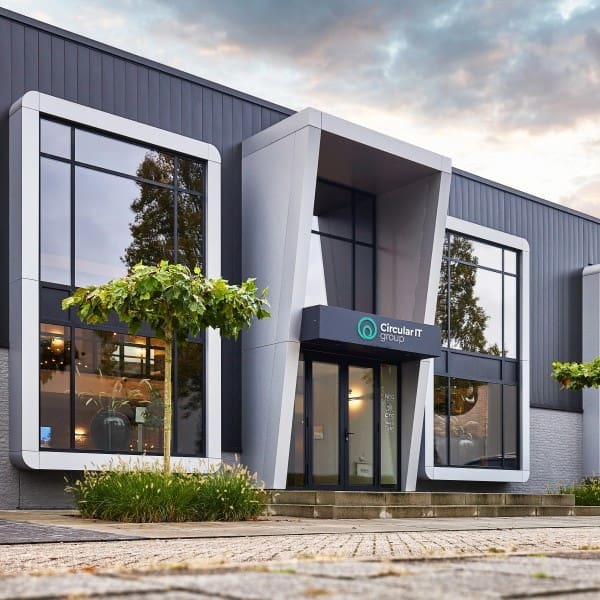 Bâtiment de bureaux moderne de Circular IT group avec entrée et logo de l’entreprise