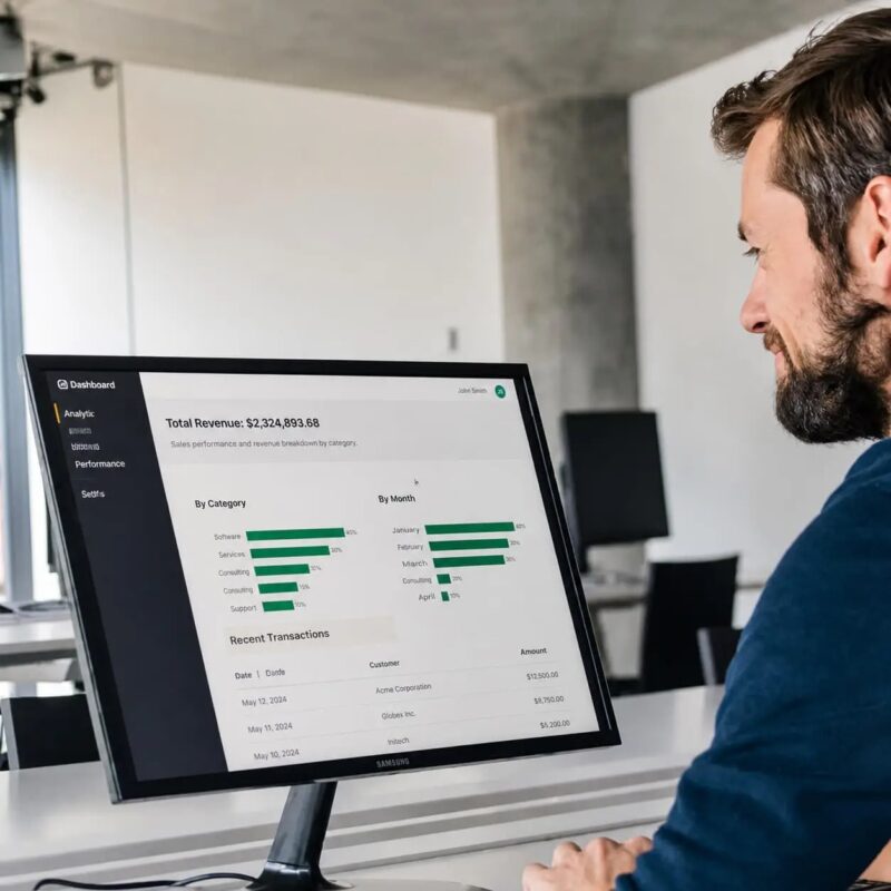 Utilisateur professionnel consultant un tableau de bord sur un écran Samsung