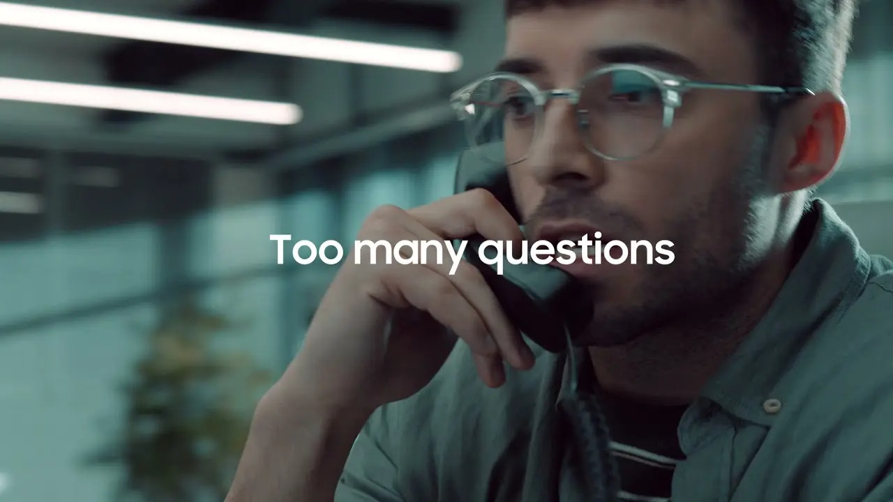 Utilisateur professionnel appelant le support pour des questions de gestion des appareils mobiles