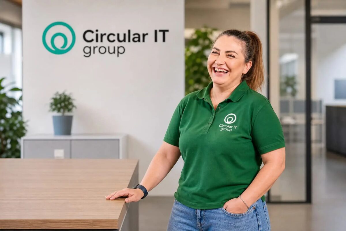 Collaboratrice de Circular IT group dans un bureau avec le logo de l’entreprise en arrière-plan