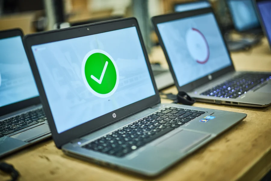 Ordinateurs portables soumis à des contrôles qualité dans le cadre d'un processus ITAD certifié ADISA ITAD Essentials Gold.