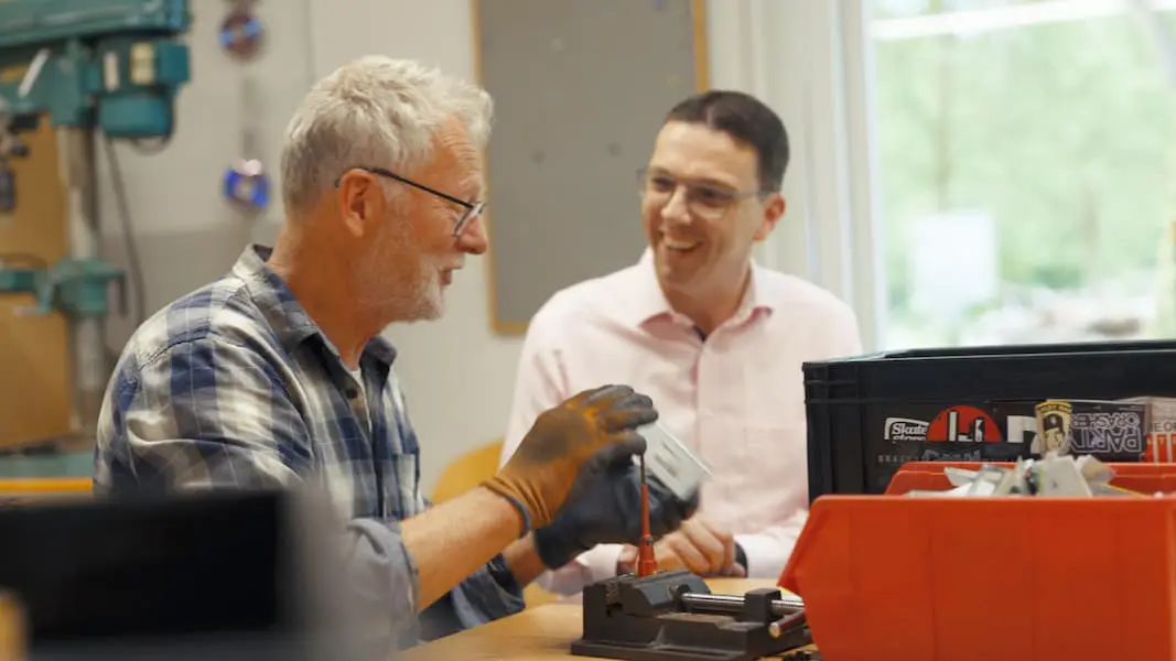 Informatique du poste de travail : un collaborateur de Circular IT group échange avec un participant de Zin! lors du reconditionnement sécurisé de matériel informatique.