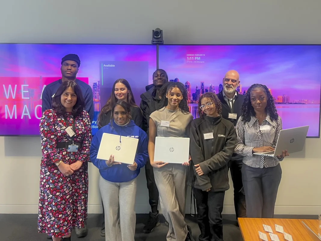 Groep studenten die gedoneerde laptops ontvangen via samenwerking tussen Circular IT group en Mace Construct om digitale kansen te vergroten