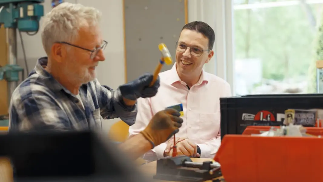 Medewerker van Circular IT group en voormalig NEG-ITSolutions bespreken Device as a Service tijdens de refurbishment van IT-apparatuur na de integratie van NEG-ITSolutions in Circular IT group.
