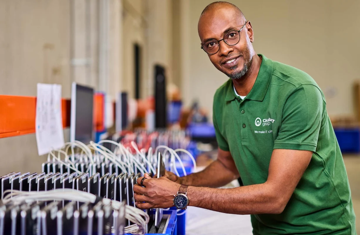 Circular IT group specialist manages active devices and connections during the Operate phase of IT lifecycle services, focusing on break/fix support, swaps, IT lockers, and real-time asset reporting to maintain uptime and efficiency.