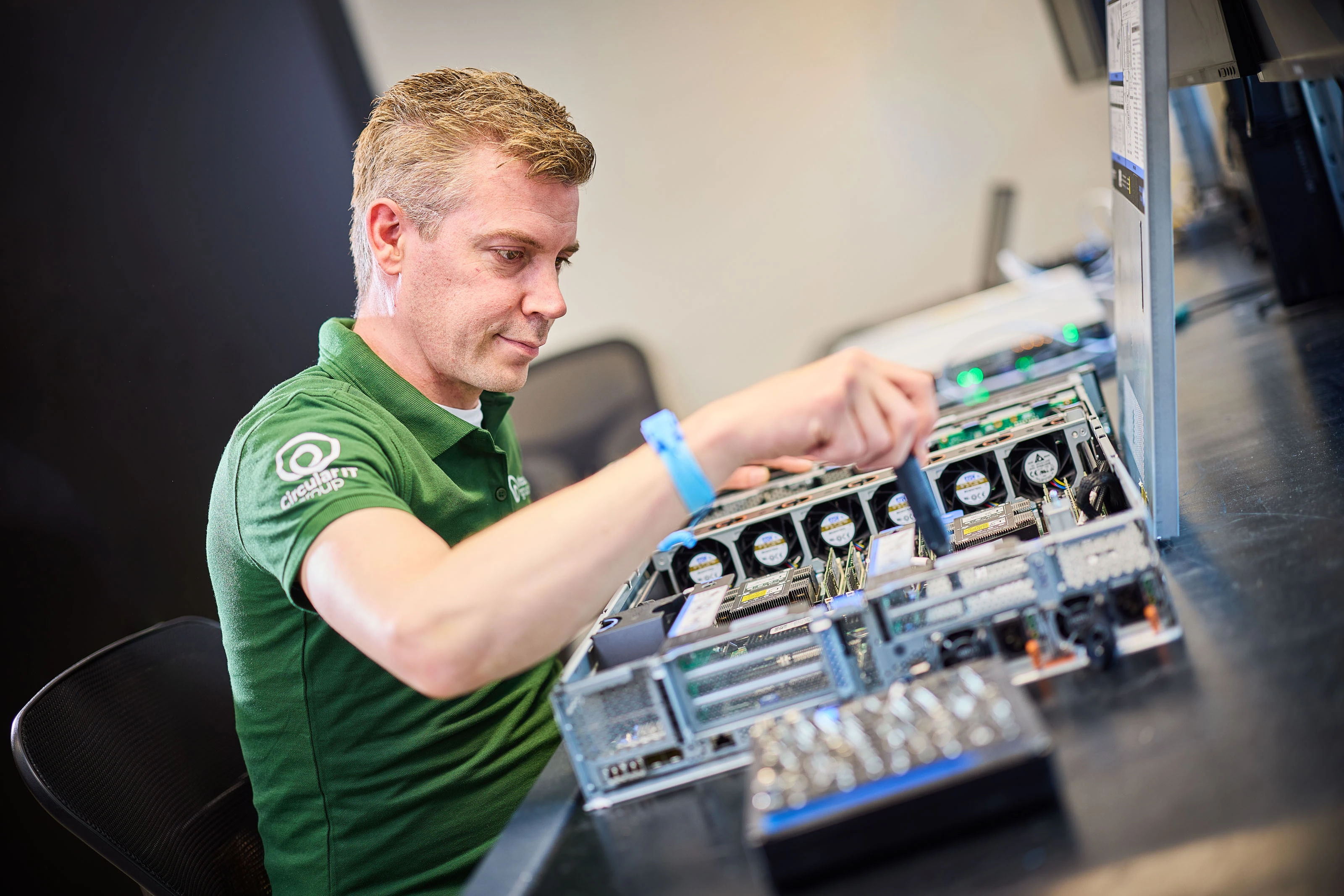 Réutilisation des ordinateurs portables ITAD avec un technicien Circular IT group