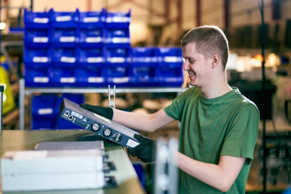 Technicien inspectant des serveurs reconditionnés dans un entrepôt pendant une pénurie mondiale de mémoire RAM